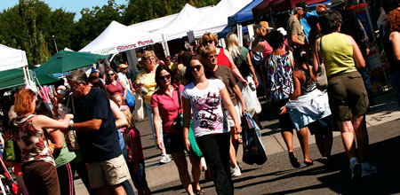 market_crowd